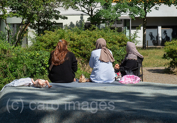 Berlin, Deutschland - Frauen mit Kopftuechern im Park