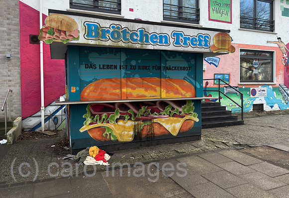 Deutschland, Bremen - Heruntergekommene Ecke mit einem aufgegebenem Imbiss