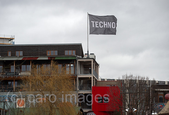 Berlin, Deutschland - Flagge mit Schriftzug TECHNO auf dem Holzmarkt 25 und Kater Blau