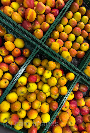 Deutschland, Tostedt - Aepfel in einem Supermarkt