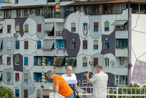 Albanien, Tirana - die bunten Haeuser Blick bei der Pyramide von Tirana sind ein Symbol fuer die Verschoenerung der Stadt in den letzten Jahren