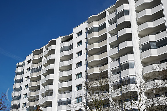 Berlin, Deutschland - Sanierte und modernisierte Hochhaeuser in Plattenbauweise in Berlin-Marzahn.
