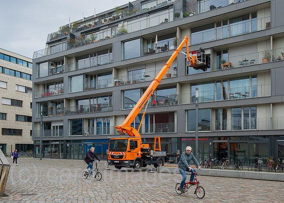 Berlin, Deutschland - Installation von Markisen an Luxusbauten am Fromet-und-Moses-Mendelsohn-Platz in Kreuzberg