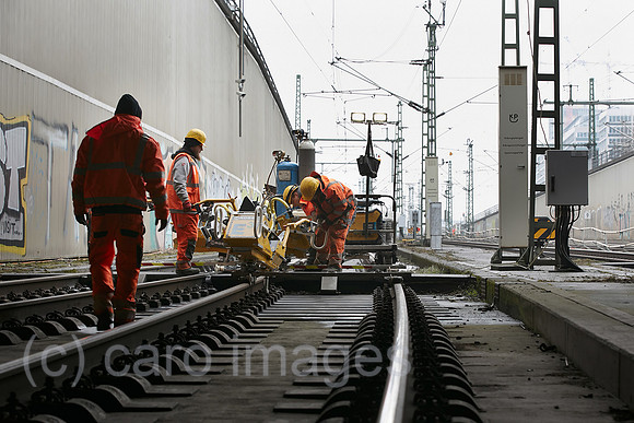 Berlin, Deutschland - Facharbeiter bereiten Spezialmaschinen zur Gleisbefestigung am Tunnelzulauf zum Tiefgeschoss des Berliner Hauptbahnhofes vor.