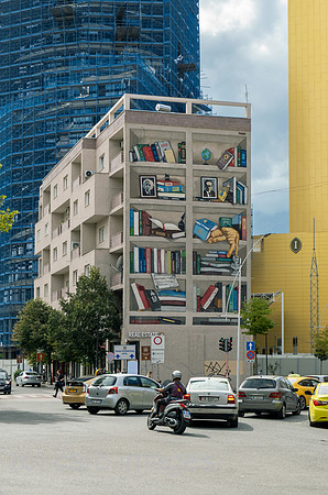 Albanien, Tirana - Wohnblock mit Wandbild steht fuer die Verschoenerung der Stadt in den letzten Jahren