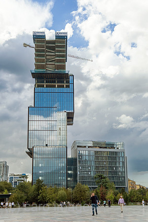 Albanien, Tirana - Hochhaus im Bau (zur Zeit der Aufnahme pausiert) am Skanderberg-Platz