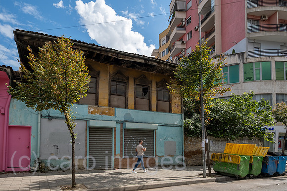 Albanien, Tirana - verfallenes Haus im Zentrum