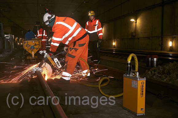 Berlin, Deutschland - Ein Facharbeiter mit einem Schienen-Trennschleifgeraet durchtrennt ein Gleis am Tunnelzulauf zum Tiefgeschoss des Berliner Hauptbahnhofes.