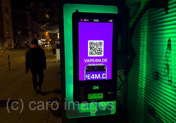 Deutschland, Bremen - beleuchteter Automat mit vapes und liquids an einer Strasse