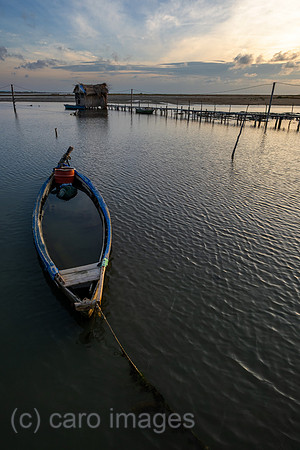 Albanien, Divjaka - Leckes Schifferboot im Brackwasser am Meer an der Adriakueste im Nationalpark Divjaka-Karavasta