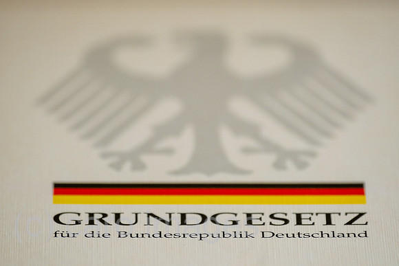 Deutschland, Bremen - Buchveroeffentlichung Grundgesetz fuer die Bundesrepublik Deutschland