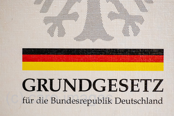 Deutschland, Bremen - Buchveroeffentlichung Grundgesetz fuer die Bundesrepublik Deutschland