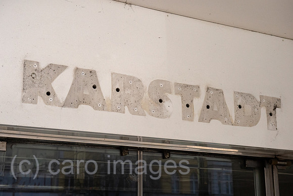 Berlin, Deutschland - Geschlossenes Kaufhaus von Karstadt in der Muellerstrasse