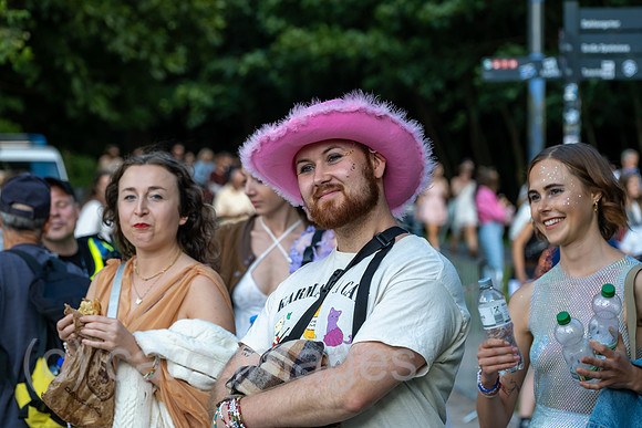 Deutschland, Hamburg - Taylor-Swift-Fans auf dem Weg zum Konzert ihres Stars im Volksparkstadion