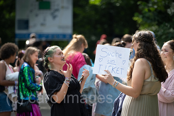 Deutschland, Hamburg - Taylor-Swift-Fans auf der Suche nach einem Ticket vor dem Konzert ihres Stars im Volksparkstadion