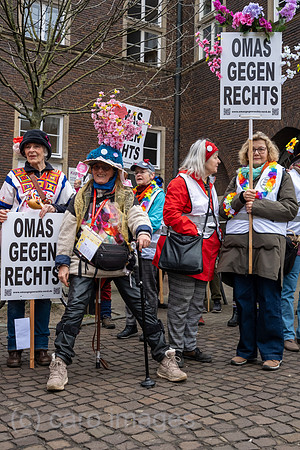 Deutschland, Bremen - OMAS GEGEN RECHTS beim Bremer Karneval