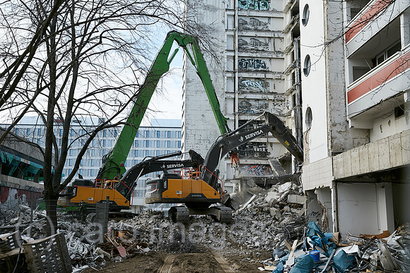 Berlin, Deutschland - Bagger bei Abrissarbeiten eines Plattenbaus an der Mollstrasse in Berlin-Mitte.