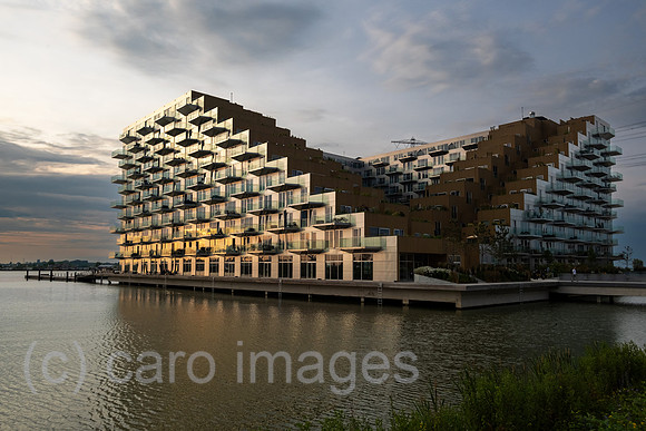 Niederlande, Amsterdam - Wohnprojekt Sluishuis (Schleusenhaus) auf kuenstlicher Insel bezahlbarer Wohnraum in IJburg, im Zuge des Wohnungsbauprogramm VINEX neu entstandener Stadtteil im Osten der Stad