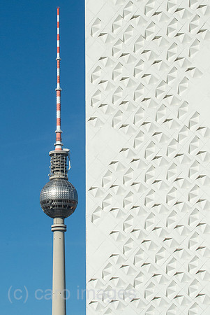 Berlin, Deutschland - Fassade des Kino International mit Fernsehturm