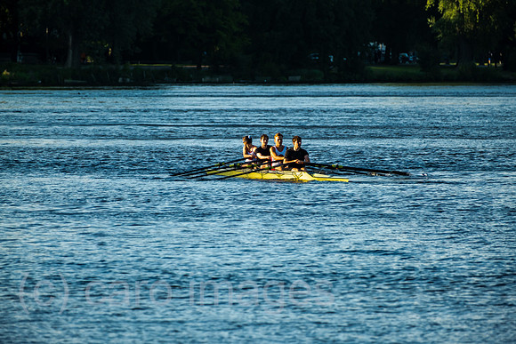Deutschland, Hamburg - Junge Ruderer auf der Aussenalster