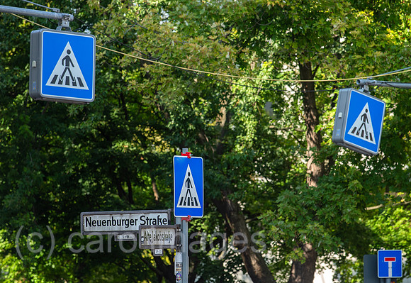 Berlin, Deutschland - Verkehrszeichen Fussgaengeruebergang