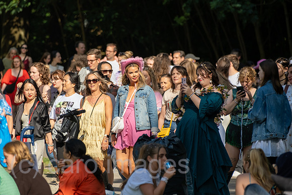 Deutschland, Hamburg - Taylor-Swift-Fans auf dem Weg zum Konzert ihres Stars im Volksparkstadion