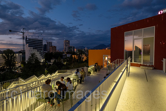 Albanien, Tirana - Blick auf das Zentrum von der Pyramide von Tirana, 1988 als Enver-Hoxha-Museum erbaut, dem 1985 verstorbenen Diktator gewidmet, heute Veranstaltungsort, Aussichtsplattform, Touriste