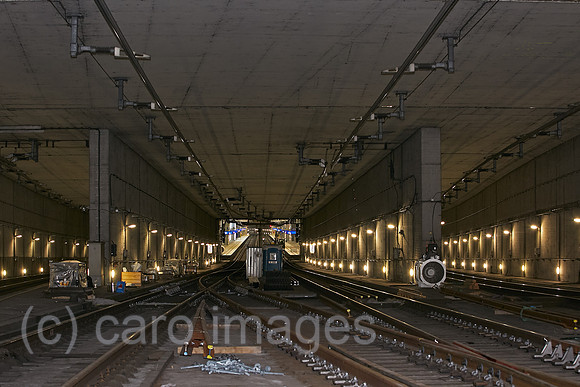 Berlin, Deutschland - Blick auf die Gleise und den leeren Rechtecktunnel in suedlicher Richtung zum Tiefgeschoss des Berliner Hauptbahnhofes.