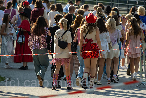 Deutschland, Hamburg - Taylor-Swift-Fans auf dem Weg zum Konzert ihres Stars im Volksparkstadion