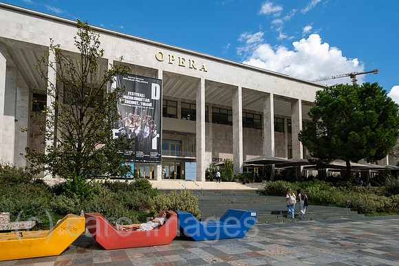 Albanien, Tirana - Die Tirana Oper (Teatri i Operas dhe Baleti), gebaut in den 1960er Jahren als Teil des Kulturpalasts am Skanderberg-Platz