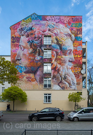 Berlin, Deutschland - Hausfassade mit Wandbild in der Franz-Kluehs-Strasse