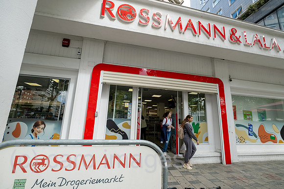 Albanien, Tirana - Rossmann-Filiale im Zentrum