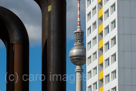 Berlin, Deutschland - DDR Plattenbauten mit Fernsehturm in Berlin-Mitte