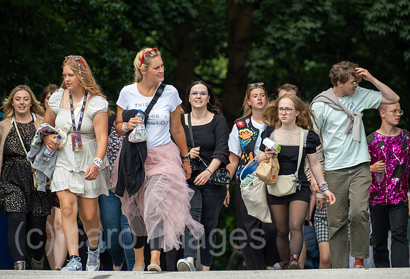 Deutschland, Hamburg - Taylor-Swift-Fans auf dem Weg zum Konzert ihres Stars im Volksparkstadion