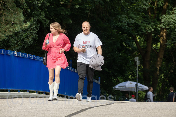 Deutschland, Hamburg - Taylor-Swift-Fans auf dem Weg zum Konzert ihres Stars im Volksparkstadion