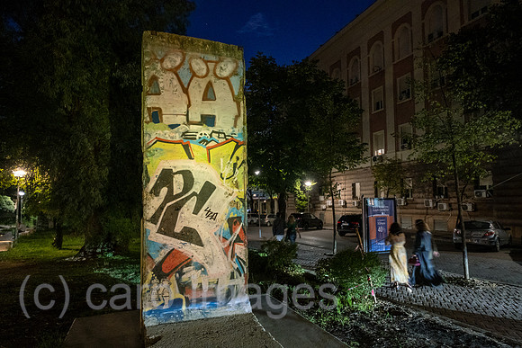 Albanien, Tirana - Angeleuchtetes Teilstueck der Berliner Mauer im Zentrum