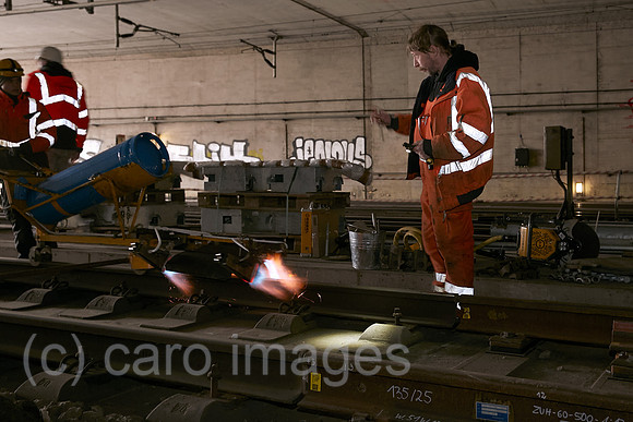 Berlin, Deutschland - Facharbeiter heizt mit einem Gasbrenner die Gleise am Tunnelzulauf zum Tiefgeschoss des Berliner Hauptbahnhofes auf.