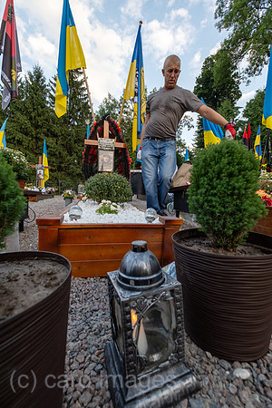 Ukraine, Lwiw - Mann am Grab seines Schwiegersohns auf dem Marsfeld, Ehrenfriedhof der gefallenen Lwiwer Soldaten im Ukrainekrieg