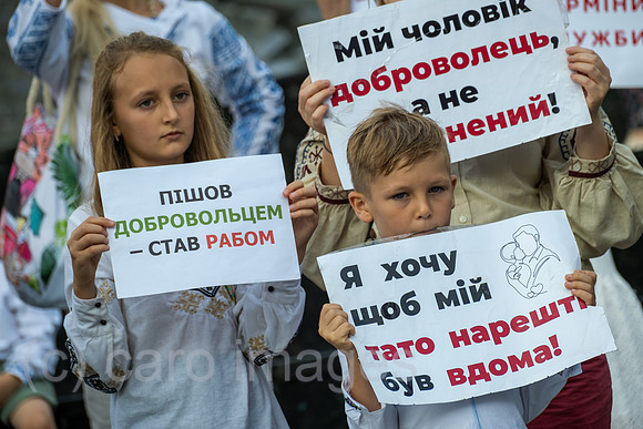 Ukraine, Lwiw - Soldatenfrauen und ihre Kinder demonstrieren am Unabhaengigkeitstag fuer die Heimkehr ihrer Maenner und Vaeter von der Front