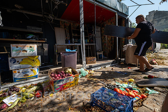 Ukraine, Lwiw - Ukraine-Krieg: Aufraeumarbeiten an einem Verkaufsstand nach russischen Raketen- und Drohnenangriff auf Wohnviertel im Zentrum (7 Tote, ca. 30 Verletzte)