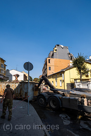 Ukraine, Lwiw - Ukraine-Krieg: Aufraeumarbeiten nach russischen Raketen- und Drohnenangriff auf Wohnviertel im Zentrum (7 Tote, ca. 30 Verletzte), Schutt wird abtransportiert