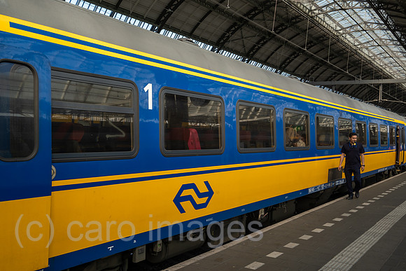Niederlande, Amsterdam - Fernzug nach Deutschland der Niederlaendische Eisenbahnen AG am Bahnsteig, Amsterdam Centraal Station