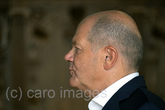 Deutschland, Bremen - Bundeskanzler Olaf Scholz spricht bei Einbuergerungsfeier in der in der Oberen Rathaushalle