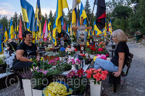Ukraine, Lwiw - Mutter und Witwe am Grab eines Soldaten auf dem Marsfeld, Ehrenfriedhof der gefallenen Lwiwer Soldaten im Ukrainekrieg