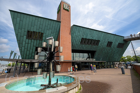 Niederlande, Amsterdam - NEMO Science Museum am frueheren Meeresarm IJ im Stadtzentrum