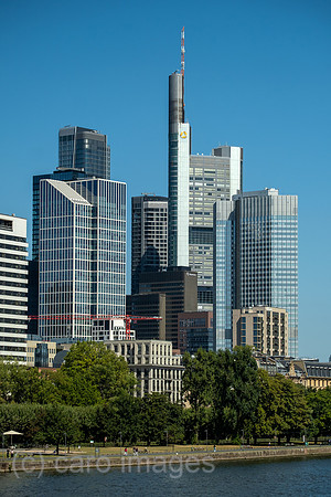 Deutschland, Frankfurt am Main - Bankenviertel am Main mit Commerzbank Tower