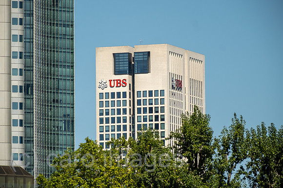 Deutschland, Frankfurt am Main - Opernturm, Hauptquartier der UBS Europe SE im Bankenviertel, Blick ueber den Main
