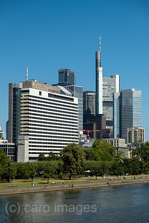 Deutschland, Frankfurt am Main - Bankenviertel am Main mit otel Intercontinental und Commerzbank Tower