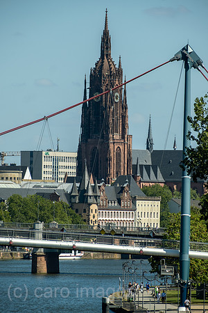 Deutschland, Frankfurt am Main - Blick auf Mainpromenade, Fussgaengerbruecken und Kaiserdom St. Bartholomaeus