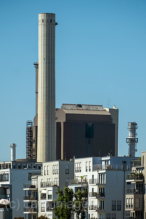 Deutschland, Frankfurt am Main - schicker Appartmentblock, dahinter das Heizkraftwerk West, mit Steinkohle und Erdgas betriebenes Heizkraftwerk von Mainova